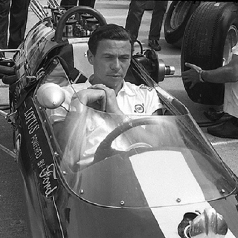Jim stoïque dans le cockpit de la Lotus en cours de ravitaillement, pendant les essais